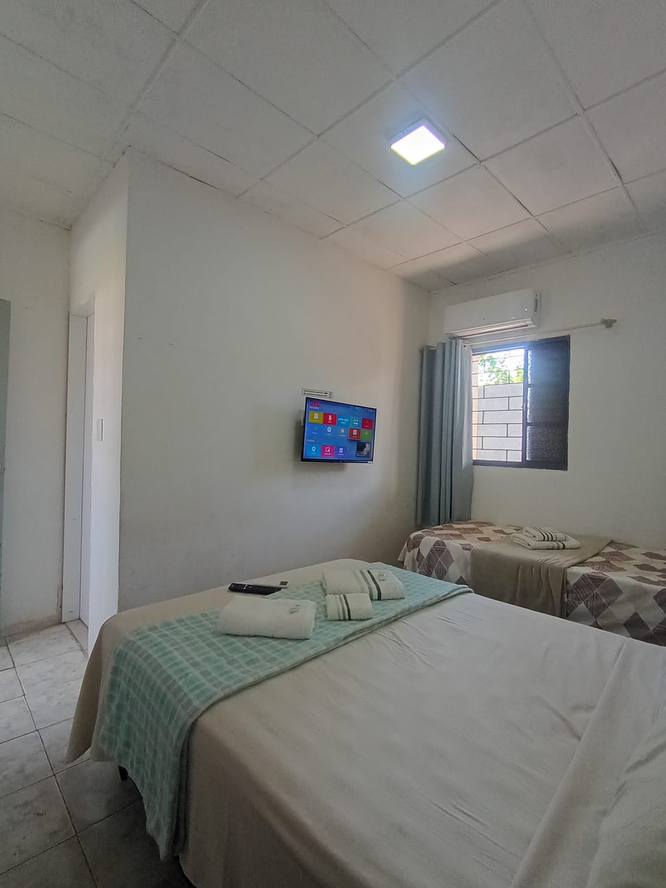 Quarto Triplo do New Hotel com cama de casal e solteiro